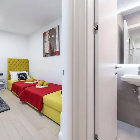 Apartment Walking Distance Old Town 120m2,garden,view,garage